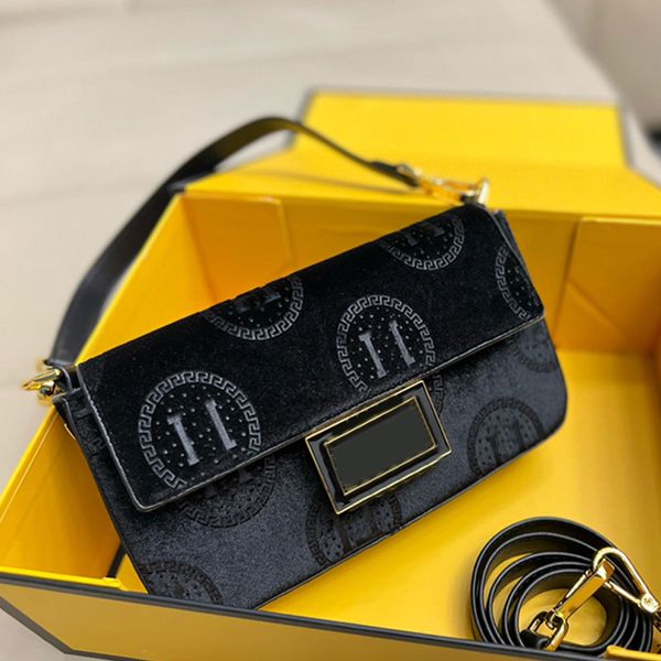 retro baguette bag women co-branded handbags canvas cross body bags magnetic buckle removable leather handle interior compartment beauty hea 
retro baguette bag women co-branded handbags canvas cross body bags magnetic buckle removable leather handle interior compartment beauty hea