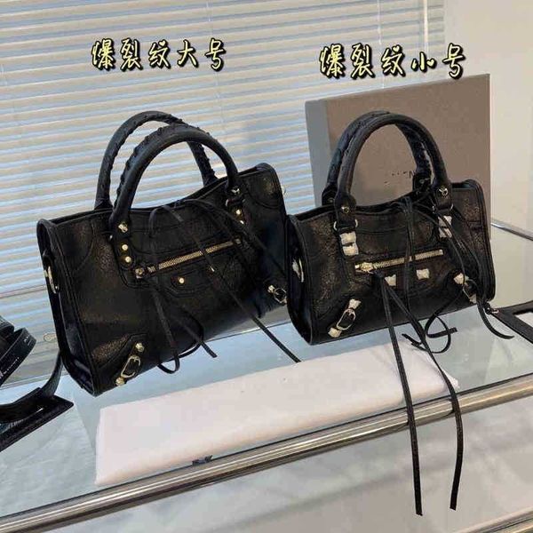 designer luxury balencigass bag women classic locomotive family bag burst rivet tassel single shoulder messenger handba
designer luxury balencigass bag women classic locomotive family bag burst rivet tassel single shoulder messenger handba
