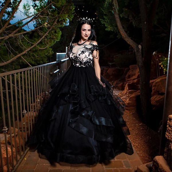 vintage black white gothic a-line wedding dresses tiers ruffles skirt lace appliques dark steampunk costume bridal gown de marriage
vintage black white gothic a-line wedding dresses tiers ruffles skirt lace appliques dark steampunk costume bridal gown de marriage