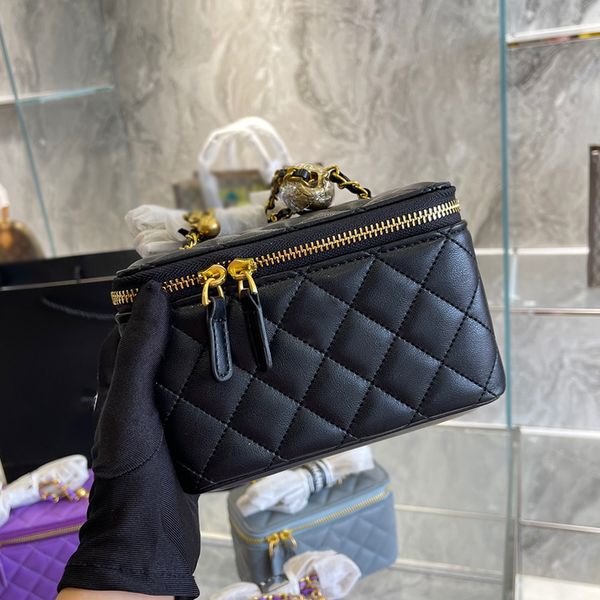 wmens classic mini quilted lambskin vanity box bags crush gold ball ghw hardware matelasse chain crossbody shoulder cosmetic case card holde
wmens classic mini quilted lambskin vanity box bags crush gold ball ghw hardware matelasse chain crossbody shoulder cosmetic case card holde