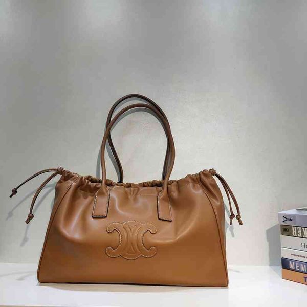 2022 new style drawcord belt mouth cowhide simple large capacity tote bag women's one shoulder portable cross body
2022 new style drawcord belt mouth cowhide simple large capacity tote bag women's one shoulder portable cross body