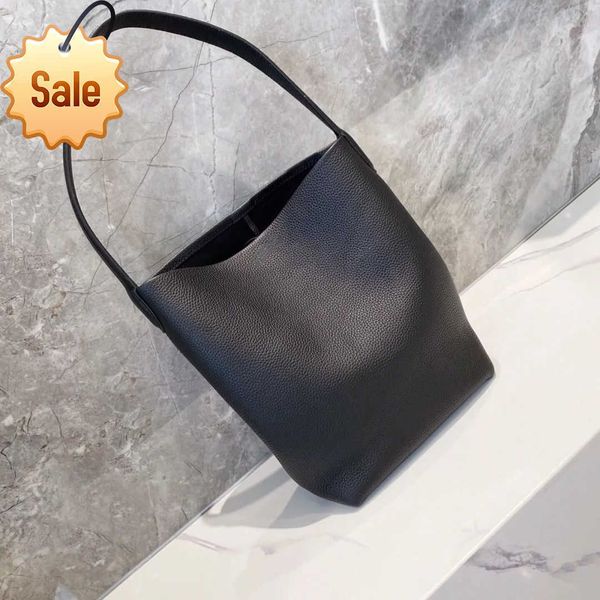 women's luxury designer handbags fashion row tote bags texture cowhide autumn/winter high capacity commuter shoulder bag factory direct
women's luxury designer handbags fashion row tote bags texture cowhide autumn/winter high capacity commuter shoulder bag factory direct