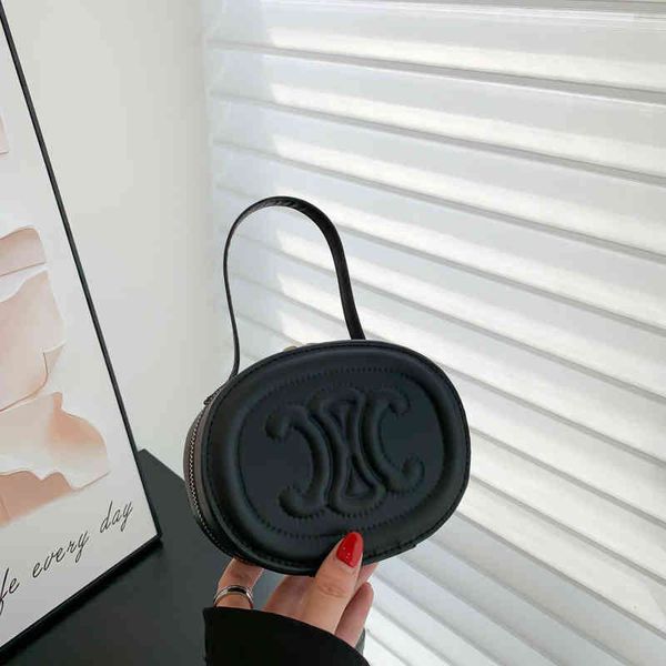 casual box bag women 2022 new autumn fashion simple round cake solid color crossbody one shoulder handbag
casual box bag women 2022 new autumn fashion simple round cake solid color crossbody one shoulder handbag