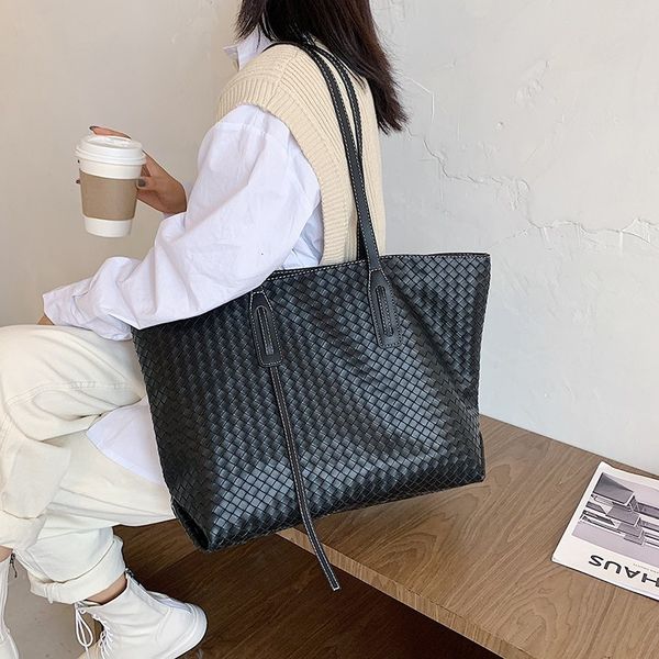 evening bags woven lattice women's shoulder bag large capacity tote bags designer luxury female handbag fashion underarm bag 221118
evening bags woven lattice women's shoulder bag large capacity tote bags designer luxury female handbag fashion underarm bag 221118