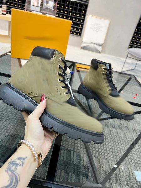 2023 man luxury designer clssicloo snow boots casual sheepskin shoe half ankle boot leather laureate flat soft winter warm brown black plush
2023 man luxury designer clssicloo snow boots casual sheepskin shoe half ankle boot leather laureate flat soft winter warm brown black plush