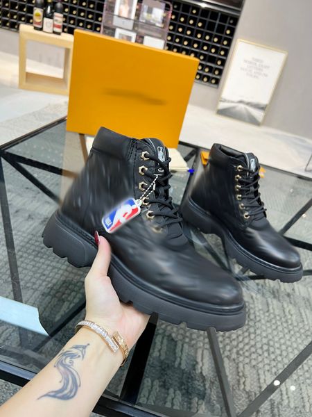 2023 man luxurys designer martin boots desert boot winter mens boots platform fashion love arrow flamingos medal heavy duty soles -b163, Black
2023 man luxurys designer martin boots desert boot winter mens boots platform fashion love arrow flamingos medal heavy duty soles -b163, Black
