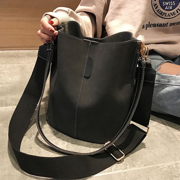 evening bags brand luxury designer handbag ladies bucket bag pu leather shoulder large capacity wide strap crossbody tote 221119
evening bags brand luxury designer handbag ladies bucket bag pu leather shoulder large capacity wide strap crossbody tote 221119
