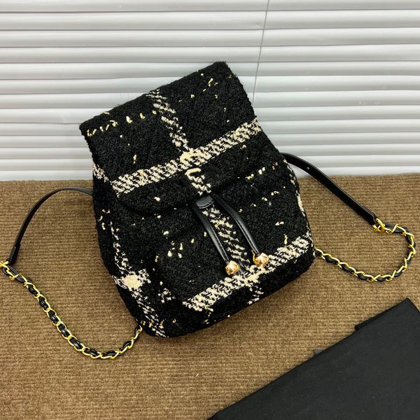 22f/w designer tweed backpack womens college large capacity stachels classic fur hardware leather chain crossbody outdoor sweet handbags sch
22f/w designer tweed backpack womens college large capacity stachels classic fur hardware leather chain crossbody outdoor sweet handbags sch
