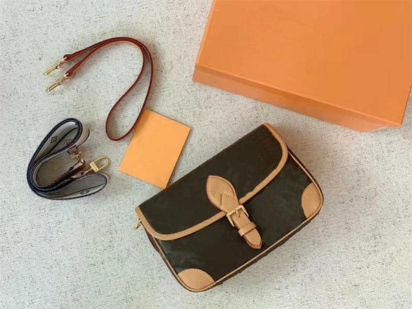 designer women alphabets printing diane shoulder bags brown color stitching flower baguette real calf leather luxury handbags embroidery
designer women alphabets printing diane shoulder bags brown color stitching flower baguette real calf leather luxury handbags embroidery