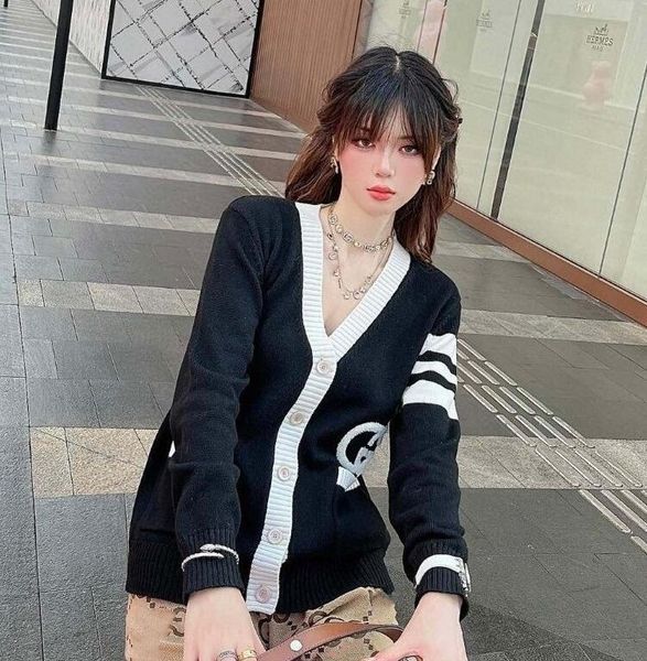 2022 autumn new women's sweaters cardigan fashion long sleeve knitwear women designer sweaters s-xl, White;black 
2022 autumn new women's sweaters cardigan fashion long sleeve knitwear women designer sweaters s-xl, White;black