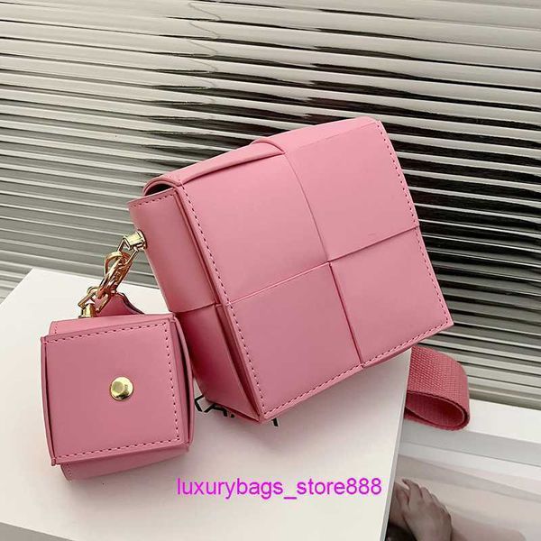 family b woven small square 2023 new mini french elegant trend single shoulder messenger s design bag retail wholesale
family b woven small square 2023 new mini french elegant trend single shoulder messenger s design bag retail wholesale