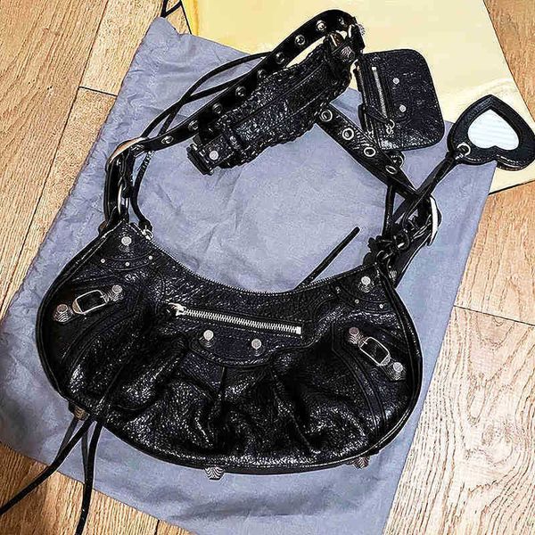 designer bags balencaigahandbag fold wax leather high version b le cagole locomotive bag three in one rivet crescent messenger underarm bag
designer bags balencaigahandbag fold wax leather high version b le cagole locomotive bag three in one rivet crescent messenger underarm bag