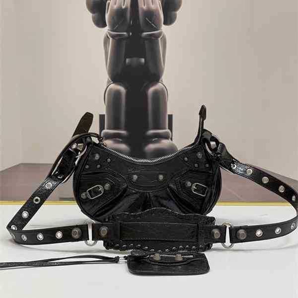 balencaigass designer handbags 2022 oil locomotive waxed armpit rivet half moon dumpling burst pattern messenger leather women's bag de
balencaigass designer handbags 2022 oil locomotive waxed armpit rivet half moon dumpling burst pattern messenger leather women's bag de