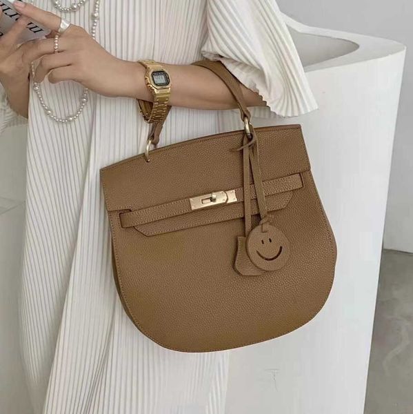 sell designer bags on the chao2023 new version round bottom cowhide women's large capacity hand leather shoulder
sell designer bags on the chao2023 new version round bottom cowhide women's large capacity hand leather shoulder