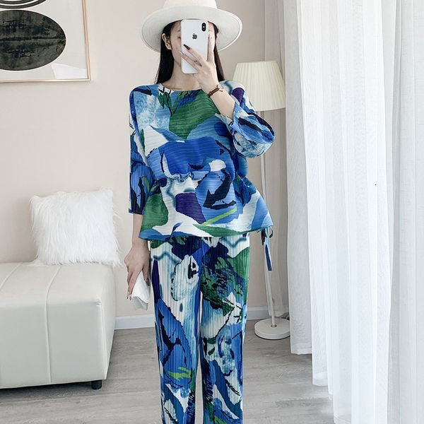 women's two piece pants miyake style pleated fold suit for women autumn lapel wide leg two piece loose casual printing sets 221121, White
women's two piece pants miyake style pleated fold suit for women autumn lapel wide leg two piece loose casual printing sets 221121, White