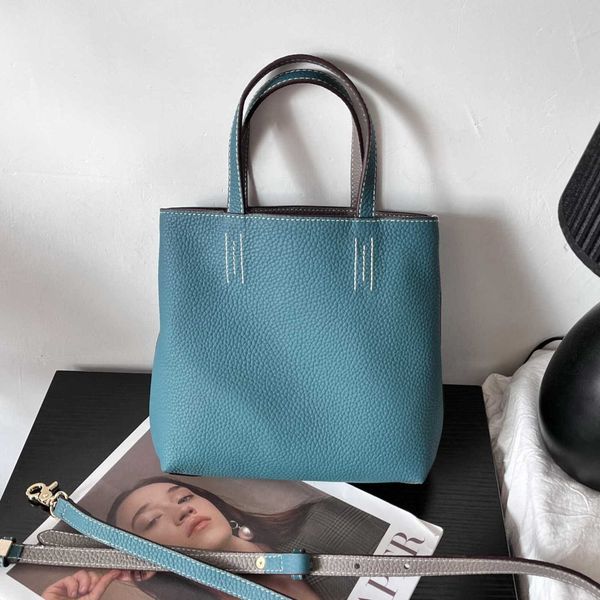 sell designer bags on the autumn and winter 2023 new style cowhide double-sided leather shopping women's messenger portable
sell designer bags on the autumn and winter 2023 new style cowhide double-sided leather shopping women's messenger portable