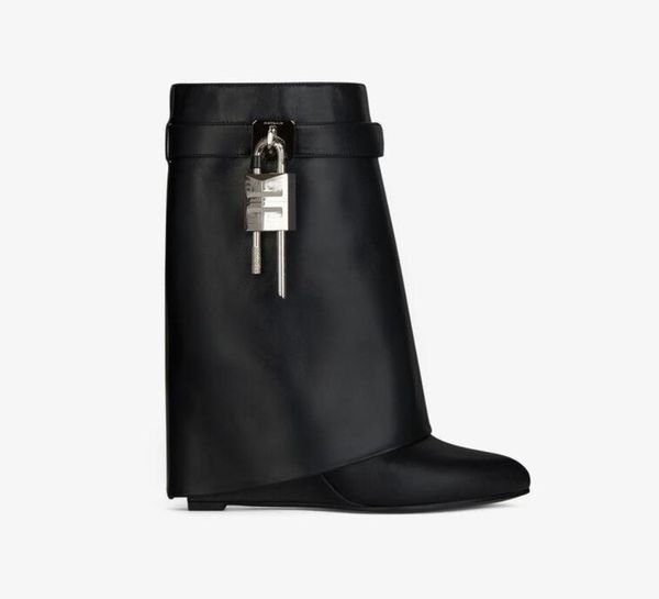 2022 designer luxury women almond toe boots wrapped wedge heels leather silver gold asymmetric metal padlock heel height 9 cm size 35-40, Black
2022 designer luxury women almond toe boots wrapped wedge heels leather silver gold asymmetric metal padlock heel height 9 cm size 35-40, Black