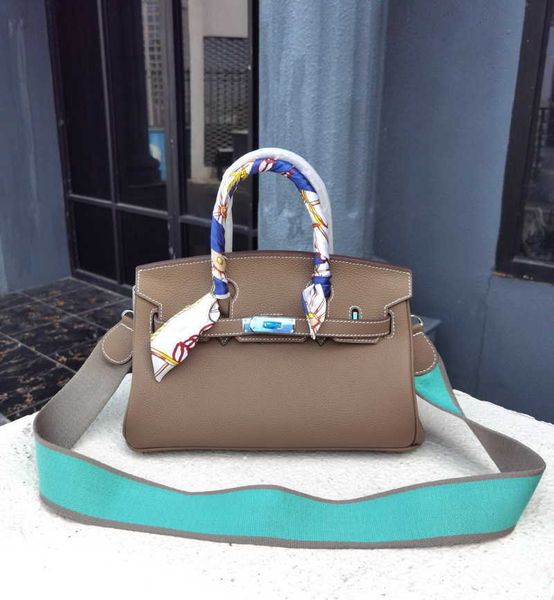 sell designer bags on the soft leather 30cm horizontal short wide shoulder single shoulder messenger bag leather women's hand
sell designer bags on the soft leather 30cm horizontal short wide shoulder single shoulder messenger bag leather women's hand