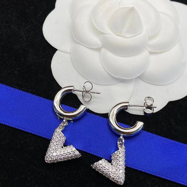 luxury v letters designer stud earrings for women 18k gold silver retro vintage shining diamond stone brand earring earing party jewelry gif, Golden;silver
luxury v letters designer stud earrings for women 18k gold silver retro vintage shining diamond stone brand earring earing party jewelry gif, Golden;silver