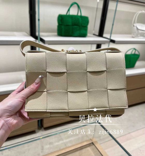 designer bags bottegas bag woven venetas luxury handbag new cassette lychee weave single shoulder diagonal bag gold button pillow women'
designer bags bottegas bag woven venetas luxury handbag new cassette lychee weave single shoulder diagonal bag gold button pillow women'