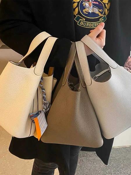 designer original 2023 picotin locks shoulder bag he bags purse basket bucket lychee pattern head layer versatile high class handbagcvn 6l8b
designer original 2023 picotin locks shoulder bag he bags purse basket bucket lychee pattern head layer versatile high class handbagcvn 6l8b