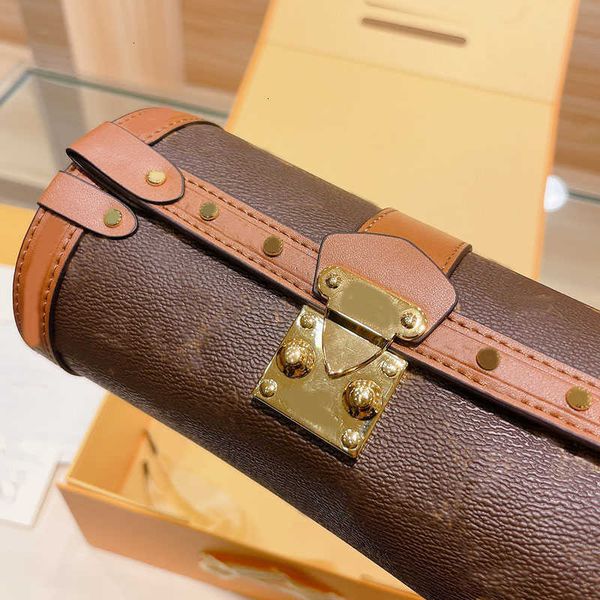 trunk bag crossbody bags genuine leather classic l letter metallic round rivets s-lock barrel purse removable adjustable shoulder handbag
trunk bag crossbody bags genuine leather classic l letter metallic round rivets s-lock barrel purse removable adjustable shoulder handbag