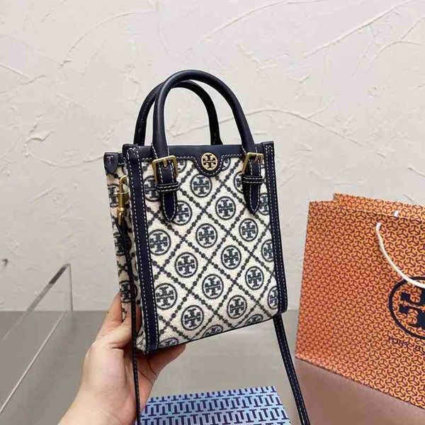 t0ryburchs handbags designer and 2022 autumn winter female vertical versatile music jacquard mini one messenger tote shoulder crossbody bag 
t0ryburchs handbags designer and 2022 autumn winter female vertical versatile music jacquard mini one messenger tote shoulder crossbody bag