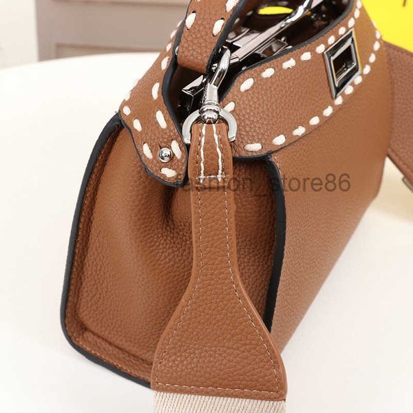design diagonal shoulder bag retro solid color hand-stitched large capacity leather portable ladies new fashion multifunctional mother and d
design diagonal shoulder bag retro solid color hand-stitched large capacity leather portable ladies new fashion multifunctional mother and d