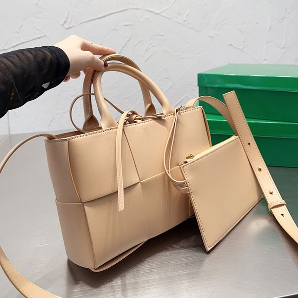 the tote bag totes bags designer tote women weaving handbag designers womens fashion classic single shoulder large capacity lady
the tote bag totes bags designer tote women weaving handbag designers womens fashion classic single shoulder large capacity lady