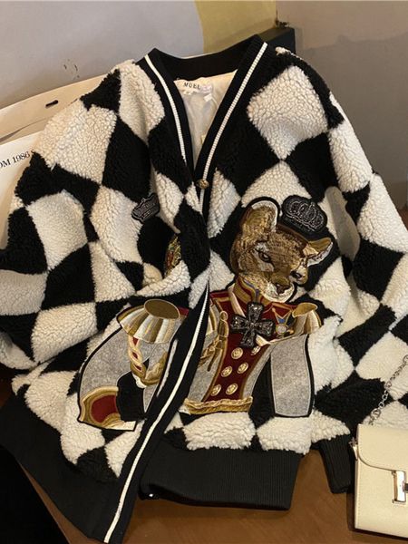 women's jackets plaid lamb wool jackets v neck long sleeve autumn winter coats warm thicken patchwork contrast color casual loose chaqu, Black;brown
women's jackets plaid lamb wool jackets v neck long sleeve autumn winter coats warm thicken patchwork contrast color casual loose chaqu, Black;brown