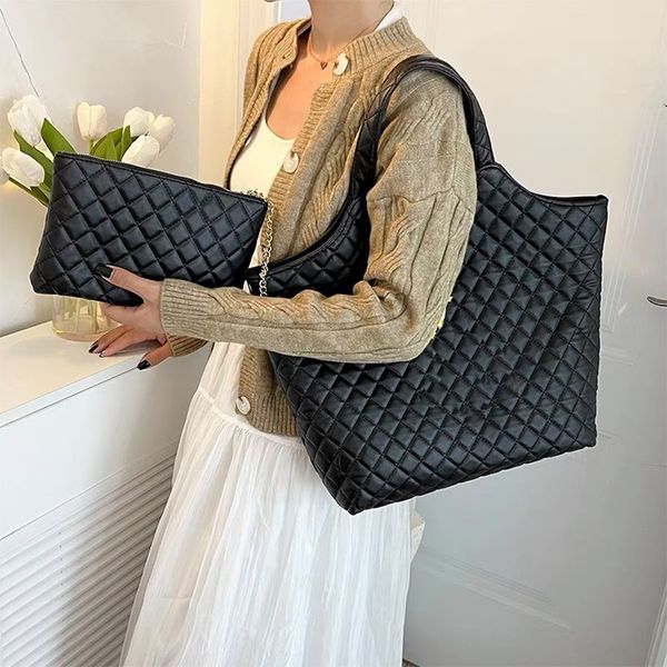 large capacity tote designer bags purse handbag totes beach bag leather women shopping bag metal logo with a small wallet shoulder chain shr, Black;red
large capacity tote designer bags purse handbag totes beach bag leather women shopping bag metal logo with a small wallet shoulder chain shr, Black;red