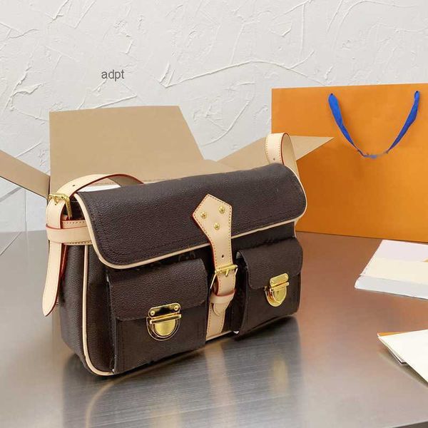 fashion single shoulder messenger multiple pockets old flower l letter discolored skin good quality pattern women purse
fashion single shoulder messenger multiple pockets old flower l letter discolored skin good quality pattern women purse