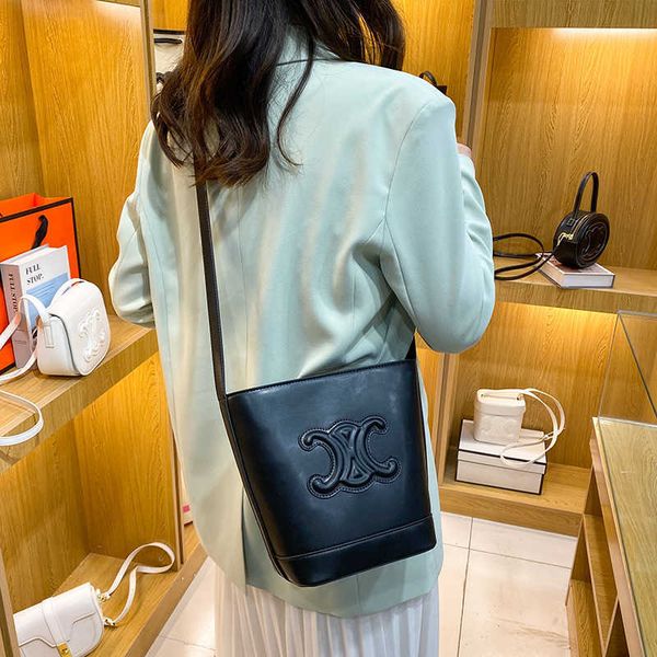 design bagstore 80%wholesale bag2023 new women's arc de triomphe large pu capacity single shoulder diagonal bucket bag
design bagstore 80%wholesale bag2023 new women's arc de triomphe large pu capacity single shoulder diagonal bucket bag