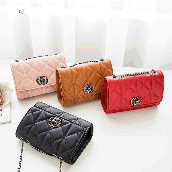 single shoulder female new chain korean cg lock small square bag fashion versatile messenger
single shoulder female new chain korean cg lock small square bag fashion versatile messenger