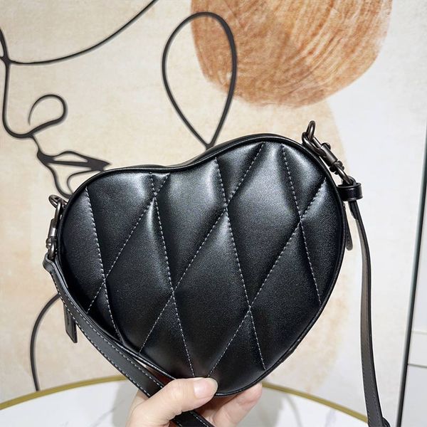 heart corssbody shoulder bags handbags purse genuine leather zipper closure fashion letters silver hardware women clutch love wallets 19cm
heart corssbody shoulder bags handbags purse genuine leather zipper closure fashion letters silver hardware women clutch love wallets 19cm