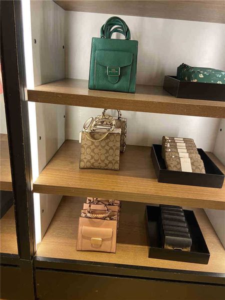 luxuries designers women coch bag cochs crossbody handbag shoulder totes bags cc designer handbags tote purses wallet hw1z 
luxuries designers women coch bag cochs crossbody handbag shoulder totes bags cc designer handbags tote purses wallet hw1z