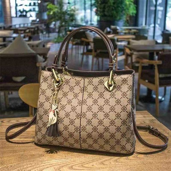 2022 spring and summer new style versatile one shoulder messenger bag trendy portable tote handbags design deals
2022 spring and summer new style versatile one shoulder messenger bag trendy portable tote handbags design deals