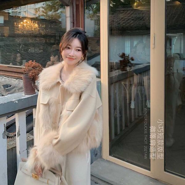 women's wool blends small short coat in autumn and winter of 2022 fashionable korean version young style splicing imitation fox hair th, Black
women's wool blends small short coat in autumn and winter of 2022 fashionable korean version young style splicing imitation fox hair th, Black