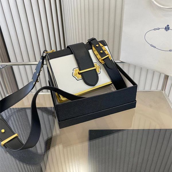 stylish cross-body bag designer single shoulder bag 5a handbag ladies 2022 new box bag casual classic makeup case
stylish cross-body bag designer single shoulder bag 5a handbag ladies 2022 new box bag casual classic makeup case