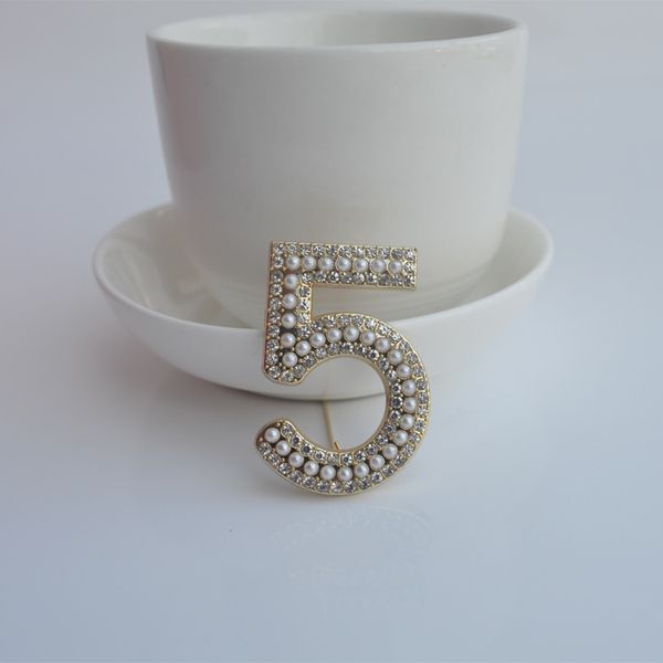 18k gold g y c letters designer pins brooches for women men silver shining crystal diamond pearl coat luxury vintage brooch pin jewelry diy, Gray
18k gold g y c letters designer pins brooches for women men silver shining crystal diamond pearl coat luxury vintage brooch pin jewelry diy, Gray