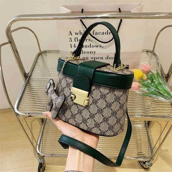 new one shoulder small fragrance box bag women's 2022 minority texture handbag versatile messenger bag
new one shoulder small fragrance box bag women's 2022 minority texture handbag versatile messenger bag