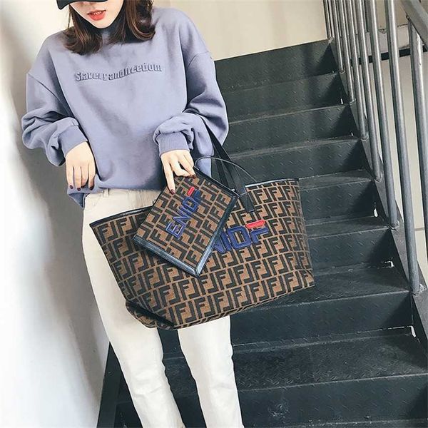 style fashion women's large capacity short distance travel stripe street sshoulder bag
style fashion women's large capacity short distance travel stripe street sshoulder bag