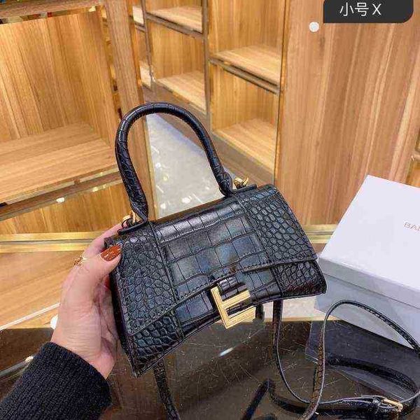 designer luxury womens bag balencigas handbag b-shaped paris single shoulder messenger fashion square gift shoulder oblique span versatile h
designer luxury womens bag balencigas handbag b-shaped paris single shoulder messenger fashion square gift shoulder oblique span versatile h
