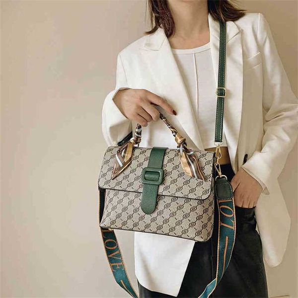 purses women's bag autumn and winter version new small square letter printing portable messenger women's
purses women's bag autumn and winter version new small square letter printing portable messenger women's