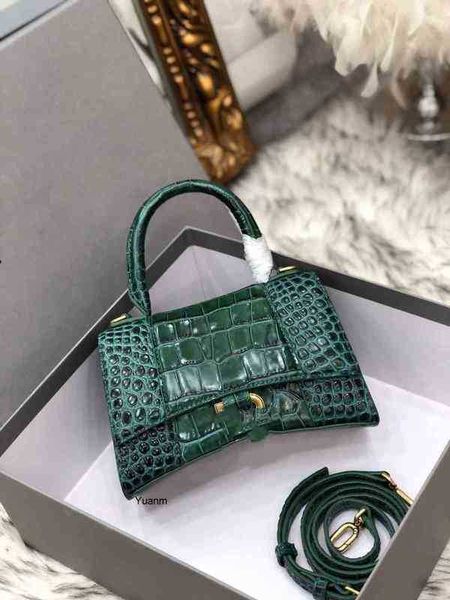 designer luxury womens bag balencigas handbag b-shaped paris single shoulder messenger fashion square gift shoulder oblique span versatile h
designer luxury womens bag balencigas handbag b-shaped paris single shoulder messenger fashion square gift shoulder oblique span versatile h
