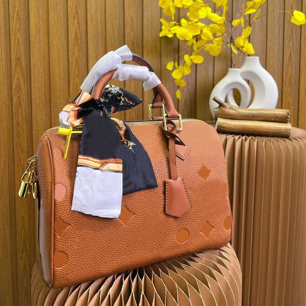 handbags pillow bag large capacity tote bags fashion shoulder purse plain embossed letter zipper closure gold hardware removable strap
handbags pillow bag large capacity tote bags fashion shoulder purse plain embossed letter zipper closure gold hardware removable strap