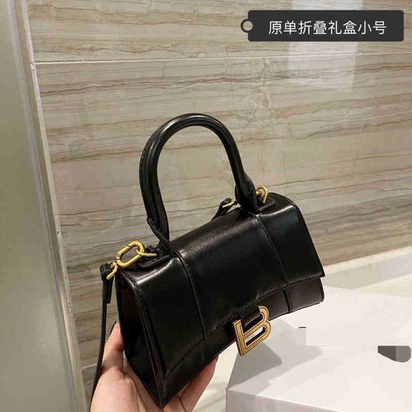 designer luxury womens bag balencigas handbag b-shaped paris single shoulder messenger fashion square gift shoulder oblique span versatile h
designer luxury womens bag balencigas handbag b-shaped paris single shoulder messenger fashion square gift shoulder oblique span versatile h