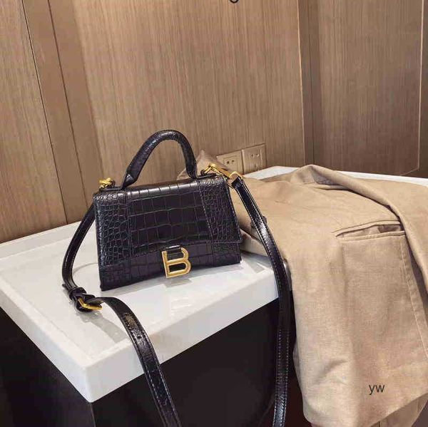 designer luxury womens bag balencigas handbag b-shaped paris single shoulder messenger fashion square gift shoulder oblique span versatile h
designer luxury womens bag balencigas handbag b-shaped paris single shoulder messenger fashion square gift shoulder oblique span versatile h