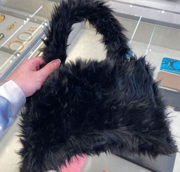 2022 winter furry the tote bag luxury designer women fashion shoulder handbag teddy soft plush crossbody bags vintage female mini purse
2022 winter furry the tote bag luxury designer women fashion shoulder handbag teddy soft plush crossbody bags vintage female mini purse
