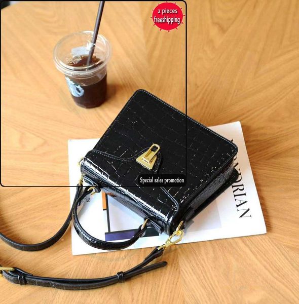 designer bags high grade crocodile pattern lock fashionable light and luxurious small crowd one shoulder diagonal new hand
designer bags high grade crocodile pattern lock fashionable light and luxurious small crowd one shoulder diagonal new hand